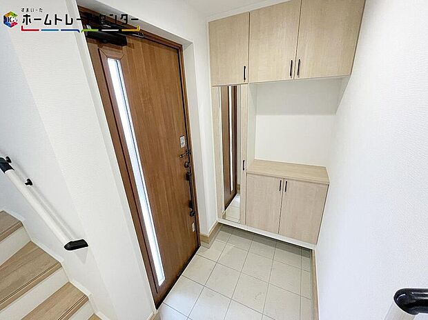 【玄関】４号棟
開放感のある玄関ホール。温もり感じるフローリング仕様ですので、ご家族やお客様を温かく迎えてくれます。姿見付きの下駄箱で、お家を出る前に今日のコーディネートの最終チェックをすることができます♪