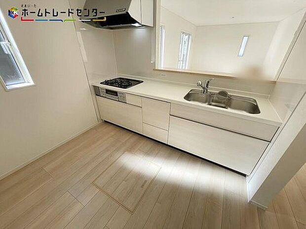 【キッチン】１号棟
おしゃれなカウンターキッチン♪リビングで遊んでいるお子様を見守りながら、時にはお喋りをしながら料理や後片付けができる人気の高いスタイルです♪テレビの話題や一日の出来事、食卓も会話が弾みますね♪