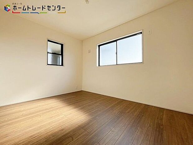 【リビング以外の居室】採光良好な明るい室内です。木の温もりがやさしいフローリングは安らぎをもたらすプライベート空間。窓から降り注ぐ陽光が、爽やかな光で満たします。優しい風が包み込み思わずウトウトと心地よくなってしまいますね