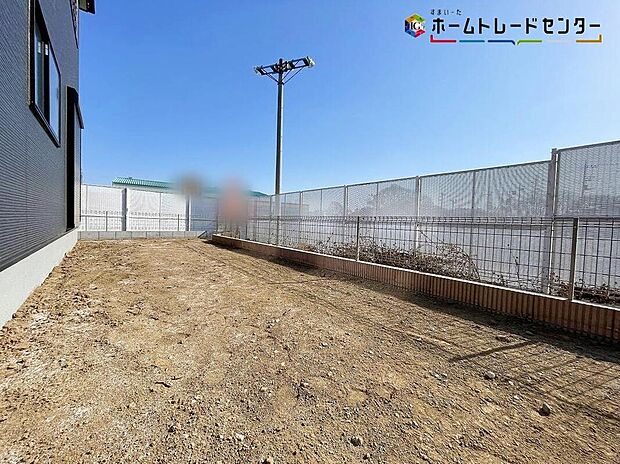 【庭】陽光たっぷり降りそそぐ南庭を備えた理想のお住まいです。お子様の遊び場や趣味のガーデニングなど、ライフスタイルに合わせていろいろとお楽しみ頂けそうです。