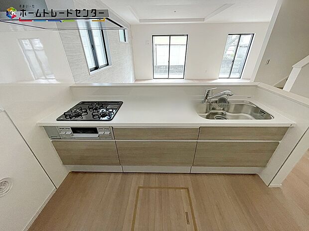 【キッチン】１号棟
対面式キッチンですので、お食事の準備をしながらご家族との会話を楽しめます☆水回りも集中しているので、家事の動きがらくちん♪全スライド式収納キッチンですのでお皿や鍋の出し入れもラクラクです！