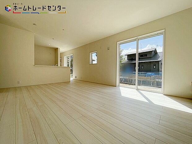 【リビング】4号棟
明るい日差しがさすリビングは、暖かな家族の憩い空間です!大きな窓から、お花で飾ったお庭を眺めながら、毎日の会話が弾みそうですね♪ご家族のコミュニケーションのお時間をゆっくりとお過ごしください!