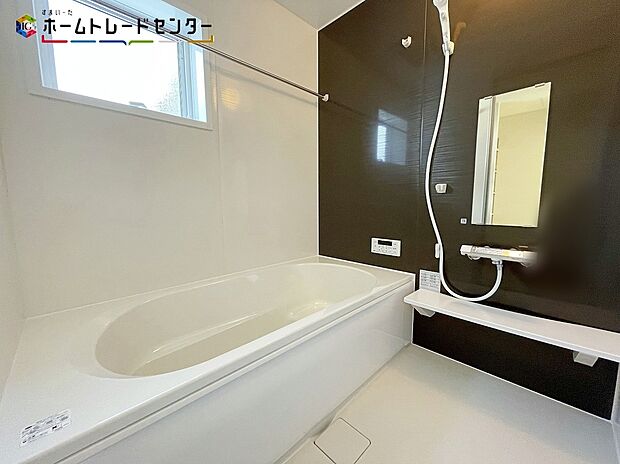 【浴室】4号棟
浴室は湿気がたまりやすく、換気扇だけではどうしてもカビが出やすいです。窓もあり浴室乾燥機も設置されておりますのでカビの抑制に繋がります!雨の日や花粉の季節も心配いりません!
