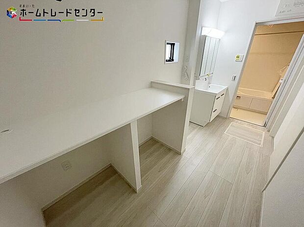 【洗面台・洗面所】２号棟
ランドリールームにカウンター設置！洗濯物を畳んだりアイロンを掛けたりするのに便利です！ 広々とした作業スペースですのでスムーズに家事が進められます。