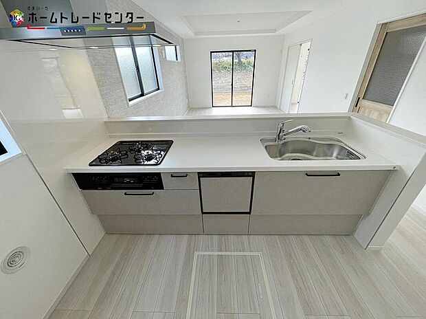 【キッチン】２号棟
豊富な収納力もございますので、キッチンスペースをスッキリとお使い頂けそうです。収納力豊富で”見せるキッチン”の実現が可能に。いつもキレイにしておきたくなるキッチンです。