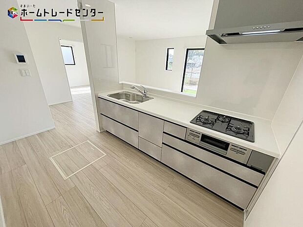 【キッチン】おしゃれなカウンターキッチンです♪キッチンがリビング・ダイニングと一つの空間になるため、リビングで遊んでいるお子様を見守りながら、時にはお喋りをしながら、料理や後片付けができる人気の高いスタイルです♪