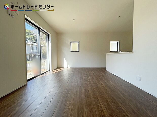 【リビング】大きな窓のあるリビングは、陽光あふれる明るい空間!居心地良く、ご家族皆がゆったり寛げる憩いの空間となりそうです。お休みの日も映画を見たり、ゲームをしたりお出掛けせず、ずっとおうちに居たくなる空間です!