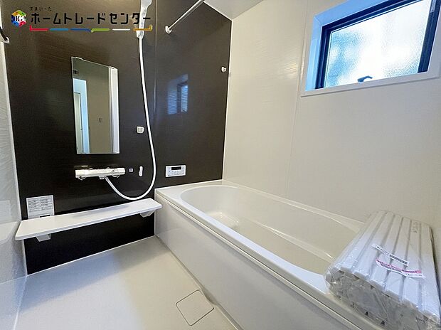 【浴室】浴室は湿気がたまりやすく、換気扇だけではどうしてもカビが出やすいです。窓もあり浴室乾燥機も設置されておりますのでカビの抑制に繋がります!洗濯物を乾かすことも出来ます!雨の日や花粉の季節も心配いりません