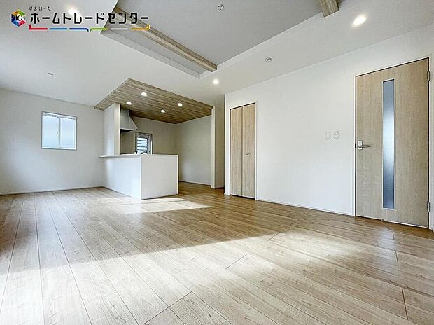 【リビング】リビングは、ダイニングやキッチンと一体になっております！調理や食事、勉強や遊び場、様々な機能を持たせる家族のコミュニケーションの場になっております！かけがえのない時間を楽しんでください！