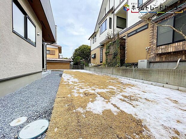 【庭】陽光たっぷり降りそそぐ南庭を備えた理想のお住まいです。お子様の遊び場や趣味のガーデニングなど、ライフスタイルに合わせていろいろとお楽しみ頂けそうです。