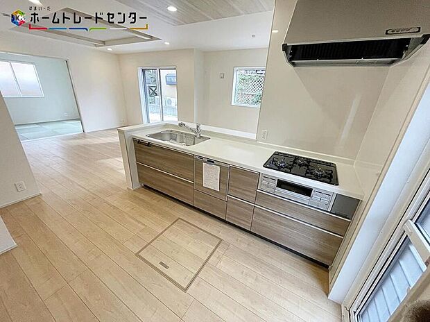 【キッチン】ママの目線でデザインされた住まいは、水回りの導線や豊富な収納など魅力がたくさん。洗濯物を洗っているうちにご飯の下ごしらえなどの「ながら家事」がしやすいレイアウト♪住み心地の良さをぜひご体感下さい！