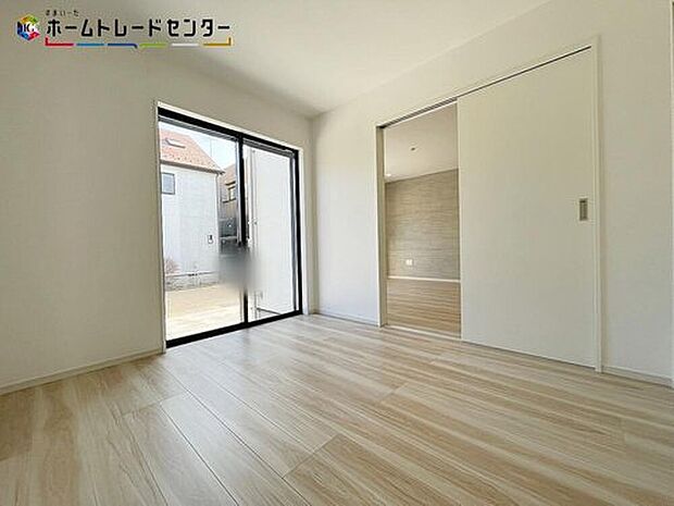 【 リビング以外の居室】2号棟
リビング隣のお部屋は、お子様の遊び場やお昼寝スペースとしてなど、開放し広々とお使い頂けます。突然の来客時には戸を閉めてリビングの荷物をサッと移動して視線を遮る事も可能です。慌てずに済みますね!