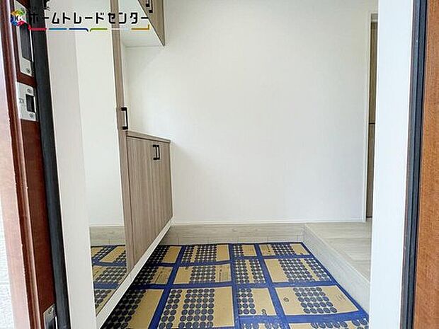 【玄関】開放感のある玄関ホール。温もり感じるフローリング仕様ですので、ご家族やお客様を温かく迎えてくれます。姿見付きの下駄箱で、お家を出る前に今日のコーディネートの最終チェックをすることができます♪