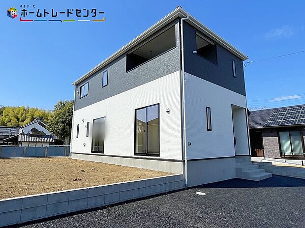 【現地外観写真】５号棟
敷地内にゆとりの駐車スペース完備！毎日の車の出し入れもスムーズで安心です！来客時の駐車にも困りません！快適なカーライフをこの家で！