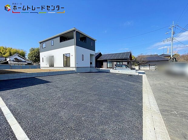 【前面道路含む現地写真】５号棟
駐車場２台可能な戸建ては、夫婦で車を所有しているご家庭や、来客時にも安心の広さ。趣味のバイクや自転車もゆったり置けて、ガレージライフが充実します。