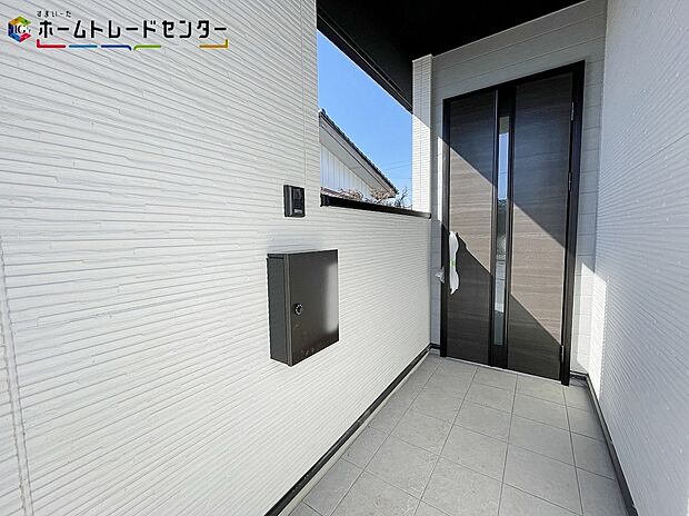 【玄関】 1号棟
玄関ポーチには屋根がついているので雨でも玄関前で濡れずにお出かけ準備が出来ます。セキュリティを高められるTVモニター付きインターフォンが標準装備です!