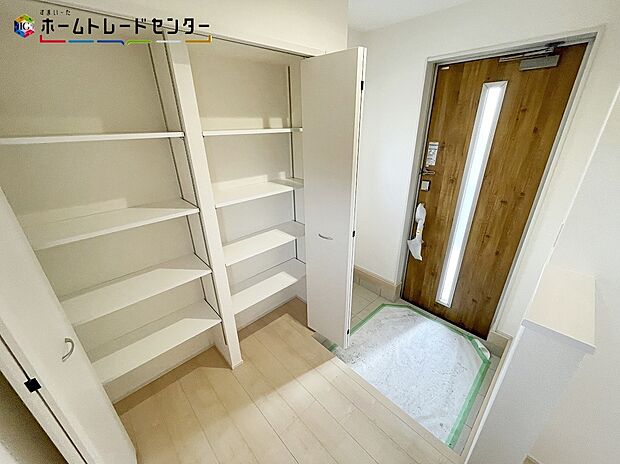 【玄関】１号棟
訪れる人を優しく迎える、スタイリッシュな玄関。開放感のある玄関ホール。温もり感じるフローリング仕様！ご家族やお客様を温かく迎えてくれます。限られたスペースですが収納も完備され綺麗を保てます！