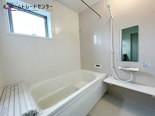 【浴室】１号棟
毎日の疲れを癒す浴室は１坪タイプです。足を伸ばしてゆっくりとくつろげます。お子様と一緒に入ってもゆとりがあります！雨の日のお洗濯も安心♪浴室乾燥機付き♪