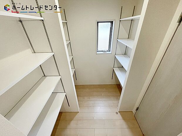 【収納】１号棟
キッチンのすぐ横の収納スペースはミネラルウォーターや調味料などの置き場所に最適♪床下収納もあるのでまとめ買いしてもこの収納量なら心配いらずですね♪