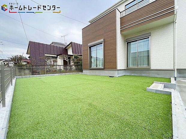 【庭】陽光たっぷり降りそそぐ南庭を備えた理想のお住まいです。お子様が安心して遊べる場所や趣味のガーデニングなど、ライフスタイルに合わせていろいろとお楽しみ頂けそうです。お庭があると暮らしが豊かになりますね!