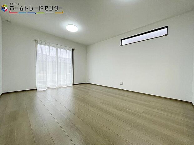 【リビング】過ごす時間が長いリビングルームは広々!理想のイメージに演出することが出来ます!窓も大きく、明るく暖かな日差しを採り入れることが出来ます!光や風を室内に取り入れて過ごしやすい環境のリビングです!