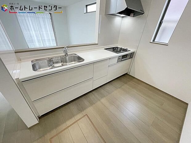 【キッチン】おしゃれなカウンターキッチンです♪キッチンがリビング・ダイニングと一つの空間になるため、リビングで遊んでいるお子様を見守りながら、時にはお喋りをしながら、料理や後片付けができる人気の高いスタイルです♪