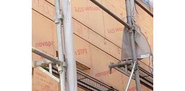 【地震や台風などの水平力に耐える「耐力壁」】構造用面材には国土交通大臣認定パーチクルボード9ｍｍ厚（大臣認定仕様 FRM-0177）を使用。　一般的には2.5倍の壁倍率も、2.9倍に設定しています。

