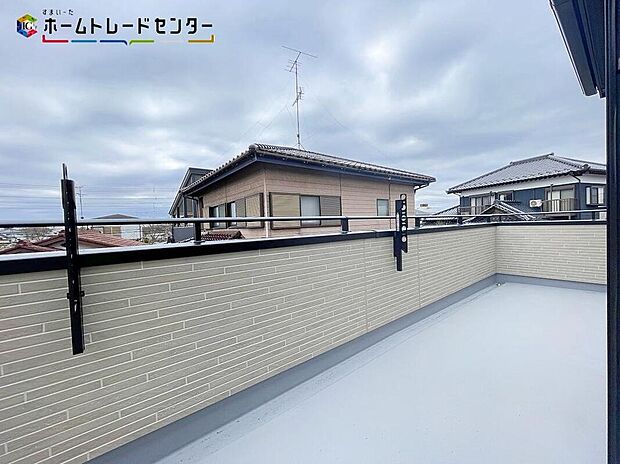 【バルコニー】全室南向きのプライベートルームは広々バルコニーでつながっています。家族全員分の洗濯物を干したり、夜には家族で星を眺めたり。家族のつながりを強めてくれるバルコニーです。