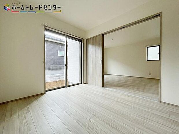 【リビング以外の居室】リビング隣のお部屋は、お昼寝のお部屋や趣味のお部屋、ワークスペースとお使いになれます!また、将来家族が増えた場合でもご夫婦の寝室にしたり、ご両親のお部屋にしたり様々に用途に使える魅力的な空間です!