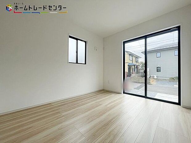 【リビング以外の居室】穏やかな光が差し込む室内には、穏やかな時間が流れます。休日には、落ち着いた空間で自分の趣味を楽しむのはいかがですか。明るめのフローリングですので、壁紙ともマッチし、お部屋を更に広く見せてくれる効果も。