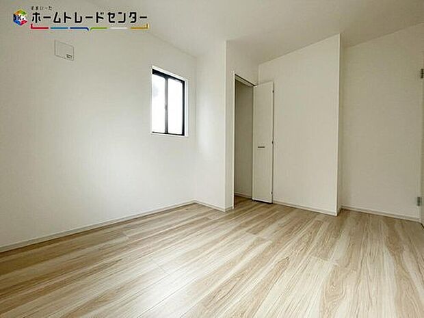 【リビング以外の居室】お陽さまの光をさわやかな風をたっぷりとりこめます。室内はいつも明るい印象なので気持ちの良い朝を迎えられます。主寝室としておススメしたい洋室は、窓を2か所設置することによってお部屋を明るくしております！