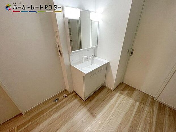 【洗面台・洗面所】散らかりがちな洗面所も三面鏡うしろの収納でスッキリ！サニタリースペースには窓が備えられております。毎朝の身支度も、陽の光差し込む明るい空間で、快適にお使い頂けそうです。