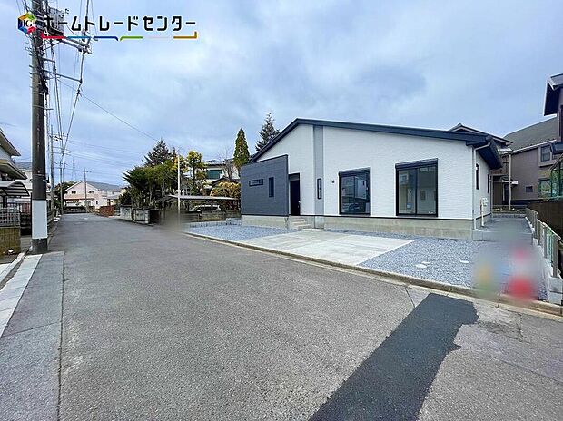 【前面道路含む現地写真】○嬉しい設備仕様
システムキッチン、浴室乾燥機、ウォークインクローゼット、床下収納、TVモニター付インターホン、24時間換気システム、ランドリールーム、シューズインクローゼット、駐車場３台（車種による