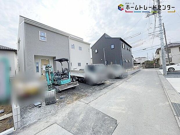 【前面道路含む現地写真】２号棟
交通量が少ない住宅街なので、雨の日でも車の走行音も気になりません。平日・お仕事帰りなど、いつでもご案内致します！お気軽にお問い合わせ下さい♪お持ちしております！