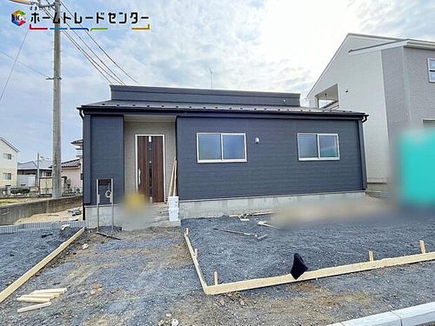 【現地外観写真】３号棟
リビングも各部屋もバルコニーも、大きな窓から開放的な空間に陽の光がたっぷり降り注ぐ、見て明るく！家族も明るく！おうちに帰るのが楽しくなるようなお住まいです！