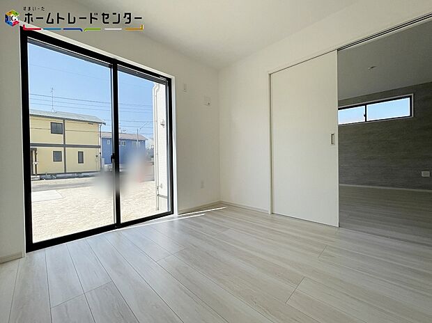 【 リビング以外の居室】来客時にあったら嬉しい1室!小さなお子様を寝かしつけるお部屋や遊び場としても重宝しますよ!!木の温もりがやさしいフローリングは安らぎをもたらすプライベート空間。