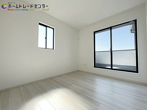 【 リビング以外の居室】大きな窓から光が差し込む室内!日の光で照らされた明るいお部屋は、趣味の時間を過ごす時も、家族や友達と一緒に過ごす時も、いつでも居心地のいいリラックスできる空間をお届けします!