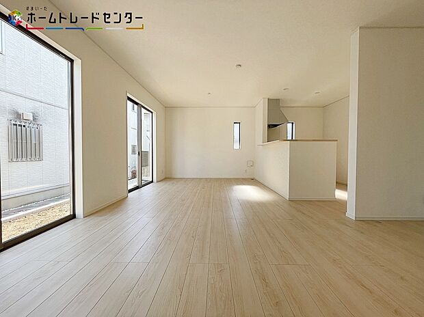 【リビング】ホームパーティや、子供たちの誕生会を開催、これだけ広いリビングなら大丈夫♪伸びやかな子育て、にぎやかなふれあいの日々を存分に楽しんでください。窓も大きいので明るく風通しも良く、居心地の良いリビングです