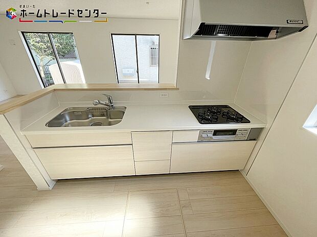 【キッチン】おしゃれなカウンターキッチン♪リビングで遊んでいるお子様を見守りながら、時にはお喋りをしながら料理や後片付けができる人気の高いスタイルです♪テレビの話題や一日の出来事、食卓も会話が弾みますね♪