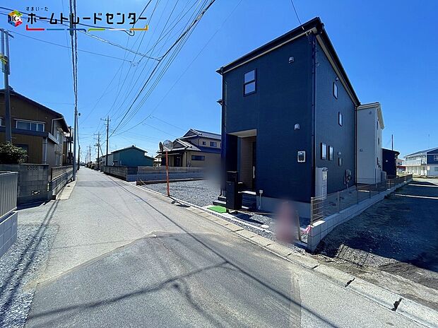 【前面道路含む現地写真】３号棟
車通りが少なく騒音が少ないため、静かで落ち着いた暮らしができるでしょう！高齢者やお子様も安心して歩ける安全な環境は暮らしやすく、長く住み続けられる環境です！