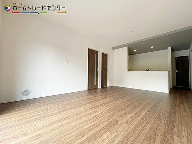 【 リビング】１号棟
広々とした開放感あふれるリビング！充分な広さがございます！ご家族でインテリアのレイアウトを考えるのも楽しみですね♪お気に入りの家具に囲まれて、家族皆がゆったりした気持ちで過ごせたら最高ですね