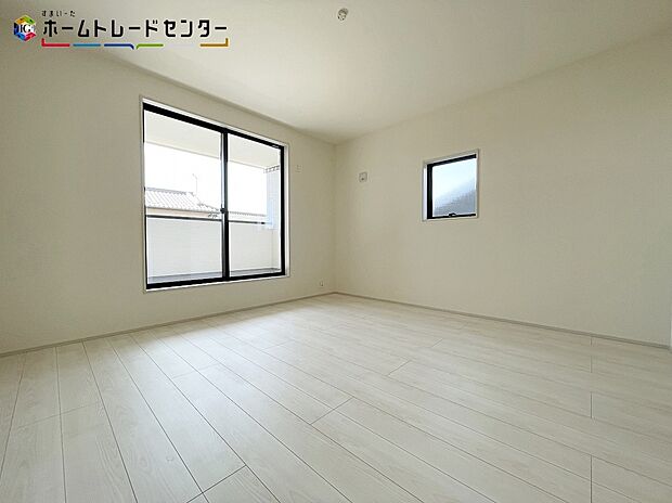 【リビング以外の居室】2号棟
穏やかな光が差し込む室内には、穏やかな時間が流れます。休日には、落ち着いた空間で自分の趣味を楽しむのはいかがですか。充実した素敵な一日になることでしょう！