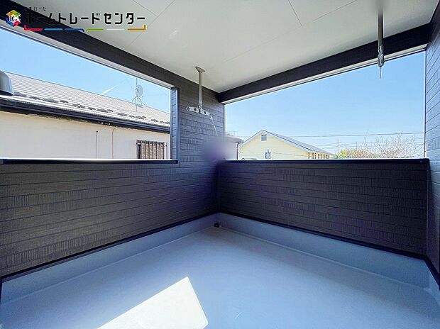 【バルコニー】家族分の洗濯物やお布団が一気に干せます！重労働ですし、お天気にも左右される家事ですが快適でスムーズに行えるよう、動きやすい広さを確保しております！室内空間と外空間の中間のような雰囲気が得られます！
庭