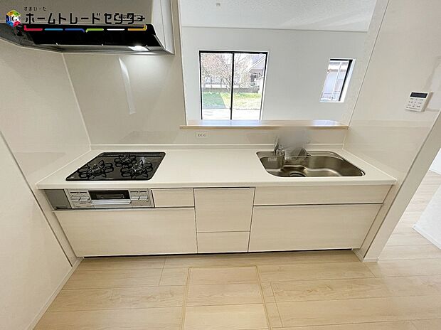 【キッチン】対面キッチンのメリットとして最も体感しやすいのが開放感！目線を遮るものがなく周囲を見渡せるため、家族やお客様、ペットの様子に目が届きます！会話を楽しみながら調理をすることもでき楽しく家事が出来ます！