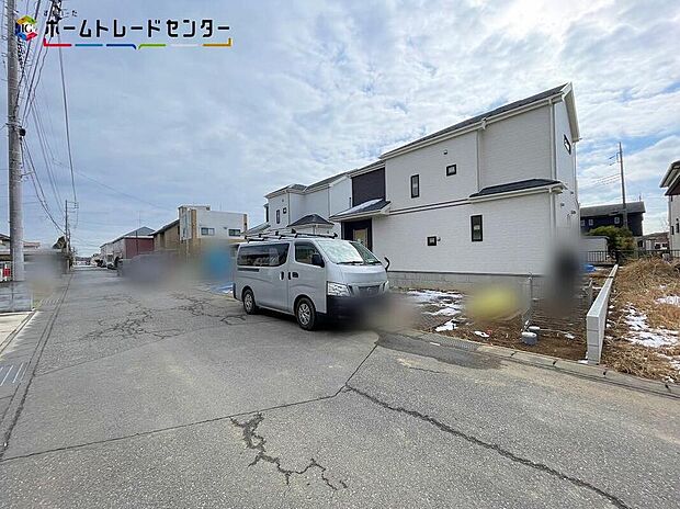 【前面道路含む現地写真　A号棟】車２台を駐車できるゆとりあるカースペース（車種による）！同じものは２つとない「夢のマイホーム」との出会いが待っているかもしれません。平日・お仕事帰りなど、いつでもご案内致します！