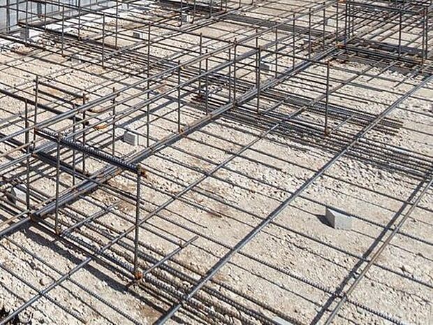 【ベタ基礎は「鉄筋コンクリート造」】耐震性を発揮する鉄筋入りスラブー体基礎を採用。　地面から基礎上端までの高さを400ｍｍ以上確保。　地面からの湿気を防ぎ、不等沈下や地震時のねじれを防ぐ効果があり、白蟻に対する予防策としても有効です。
