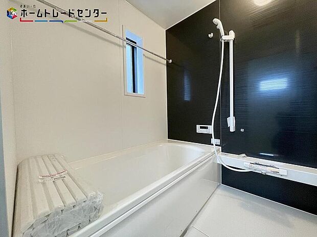 【浴室　１号棟】浴室乾燥機付きのバスルームとなっております♪落ち着いた雰囲気のゆったり寛げるバスルーム。毎日のバスタイムが楽しみになりそうです。窓があることで、換気環境も良好。掃除もスムーズに出来ます。