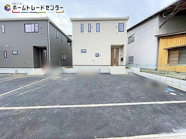 【駐車場　１号棟】嬉しい仕様がたくさん！
システムキッチン、浴室乾燥機、床下収納、防犯カメラ、TVモニター付きインターホン、人感センサー付玄関灯、全居室ペアガラス、駐車２台可（車種による）！