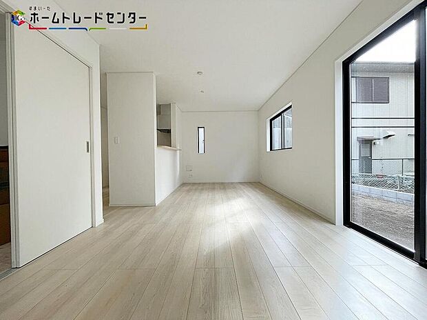 【リビング　２号棟】広々とした開放感あふれるリビング！ゆったり寛げる充分な広さがございます！ご家族でインテリアのレイアウトを考えるのも楽しみになりそうですね。窓も大きいので明るく風通しも良いビングです！