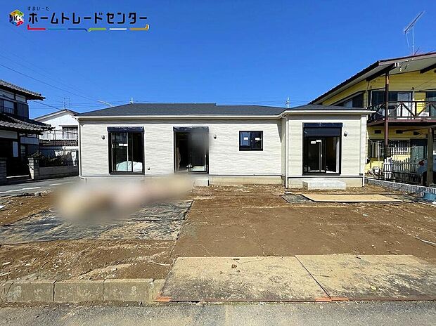 【駐車場】２号棟
敷地内にゆとりの駐車スペース完備！毎日の車の出し入れもスムーズで安心です！来客時の駐車にも困りません！快適なカーライフをこの家で！